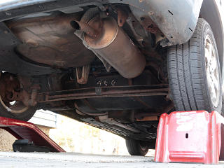 Prius rear in the air, good view underneath