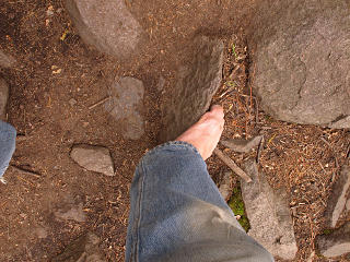 Toes wrapping around sharp rocks