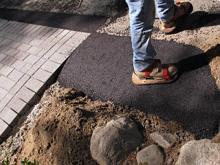 Shaping asphalt water-berm