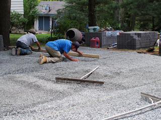 Screeding grade for pavers layer