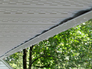 Water bridging to soffit