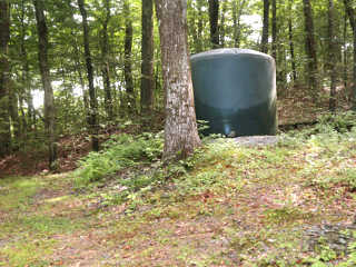 Site water tank with low condensation line