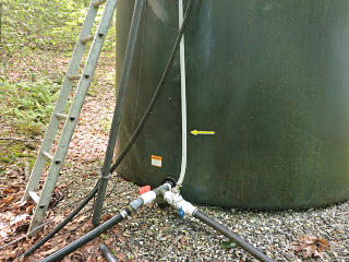 Tank outlet with level indicator tube