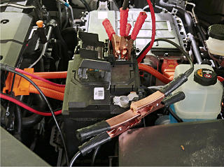 Charging clips interlaced over battery lugs