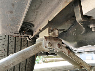 Jack spot behind the pinch weld