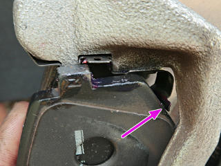 Clips bear on inner edge of the pad