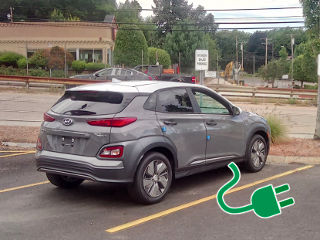 Two-tone Kona on the lot at the dealership