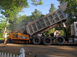 Feeding paver from dump truck