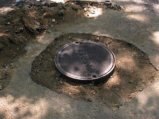 Backfilled manhole structure